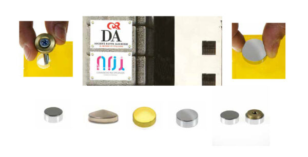 Kit per montaggio targa su parete